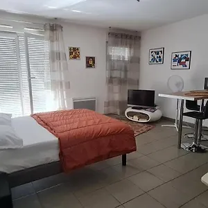 Beau Studio Tout Confort Au Calme Avec Parking . Appartement